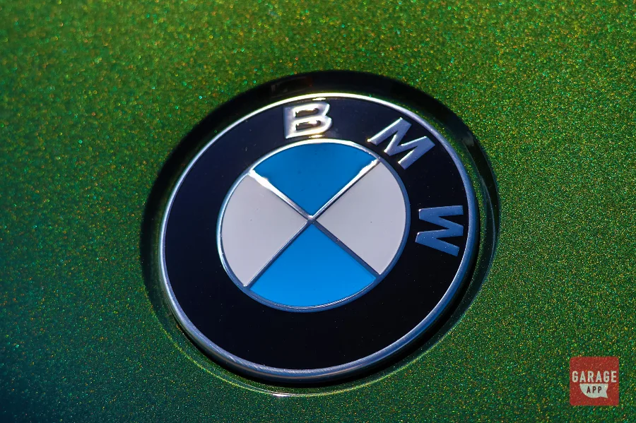 Close-up of the BMW roundel badge on the hood of a BMW Z4 M40i manual in San Remo Green, highlighting the iconic branding and premium sports car craftsmanship.