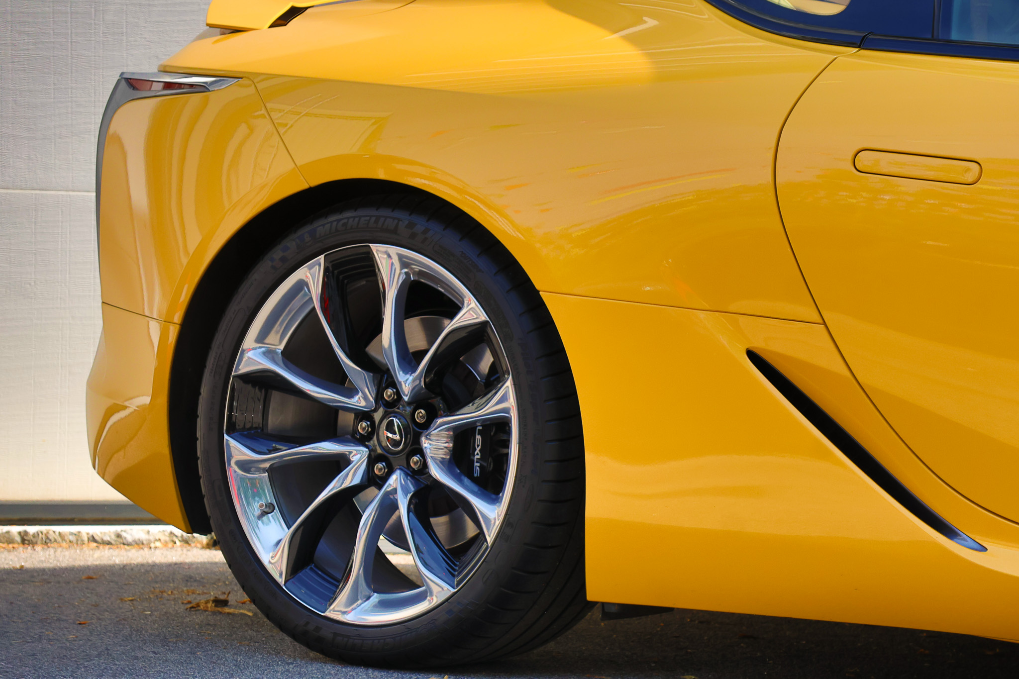 Detail photograph of Lexus LC 500 alloy wheels and high-performance braking components.