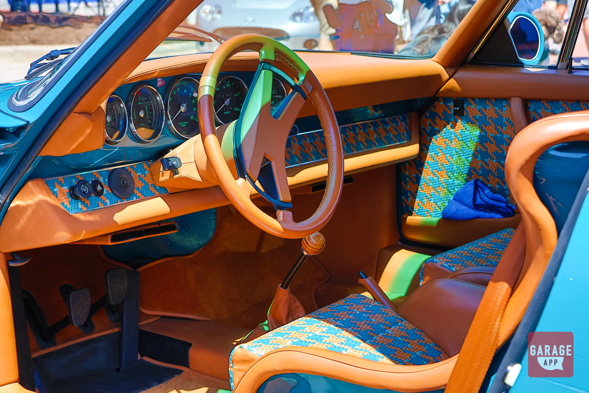 Bespoke Singer Vehicle Design Porsche 911 interior showcasing premium craftsmanship, lightweight details, and a modern interpretation of the classic Porsche 964 cabin.