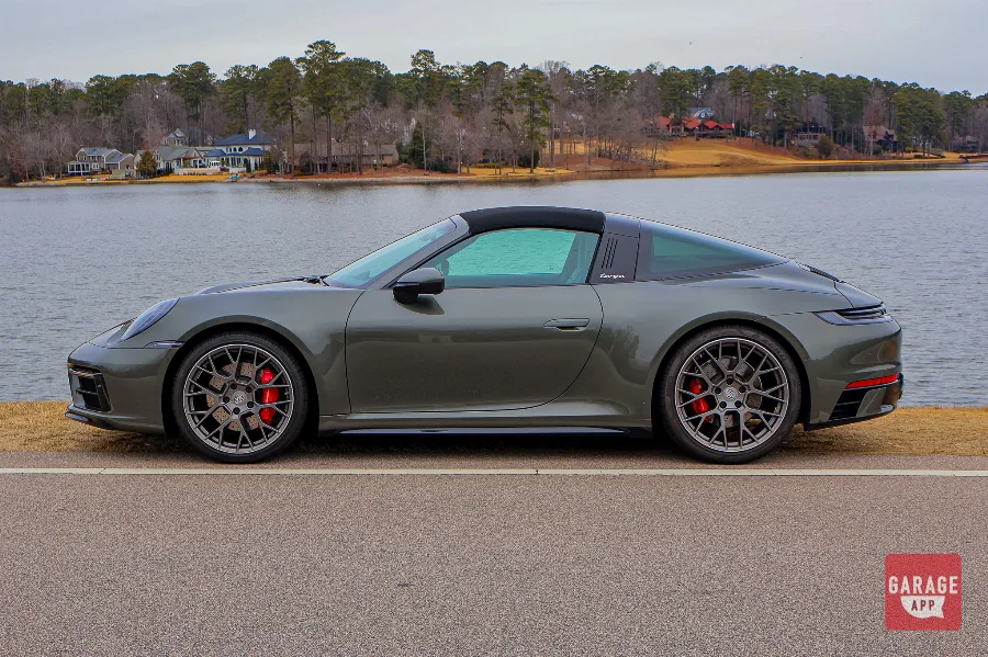 Side profile of a 992.1 Porsche 911 Targa 4S finished in Aventurine Green Metallic, showcasing its timeless proportions and iconic Targa roof.