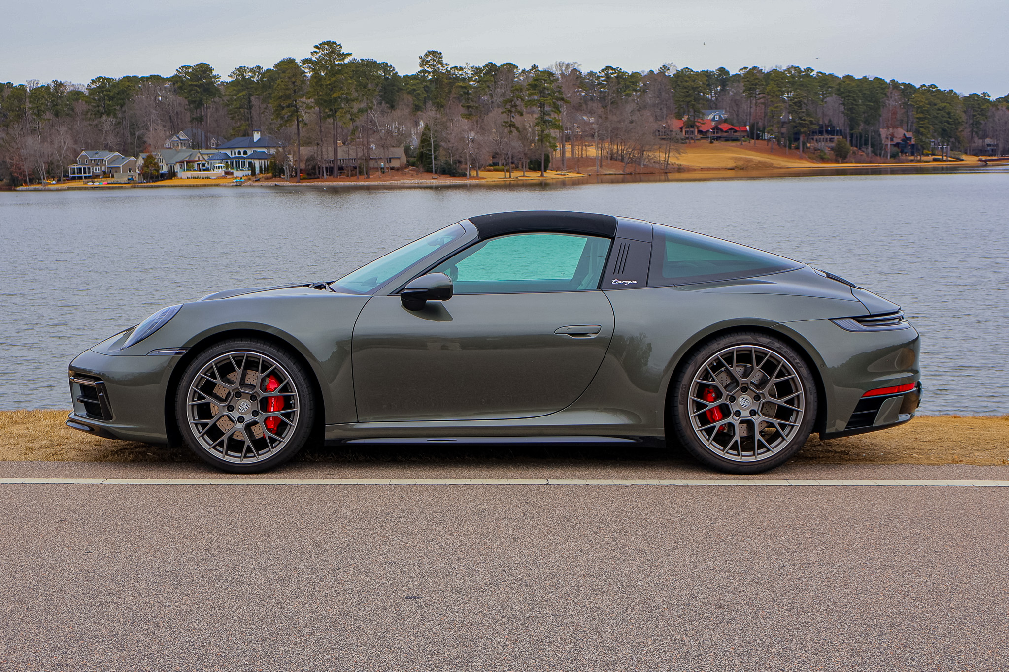 Side profile of a 992.1 Porsche 911 Targa 4S finished in Aventurine Green Metallic, showcasing its timeless proportions and iconic Targa roof.
